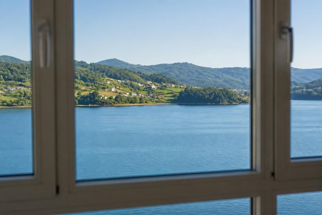 Tu parada en el Camino: pensión con vistas a la ría para peregrinos en Fene - Imagen 1